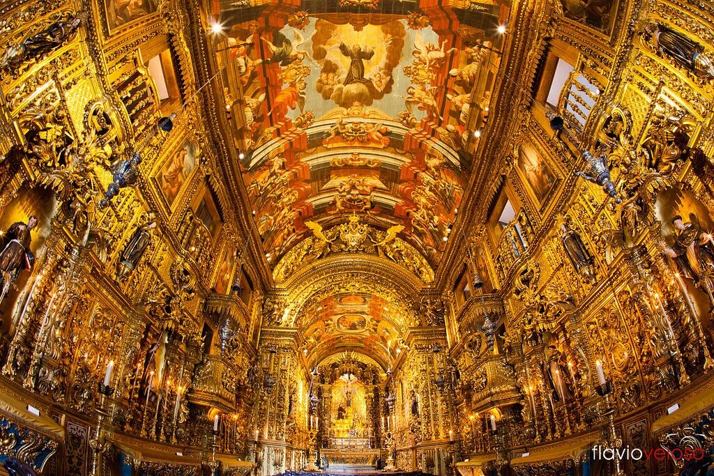 Церковь роскошь. Церковь роскошь. Храм петра и павла в вильнюсе. Собор святого иоанна в польше. Священник в золоте.