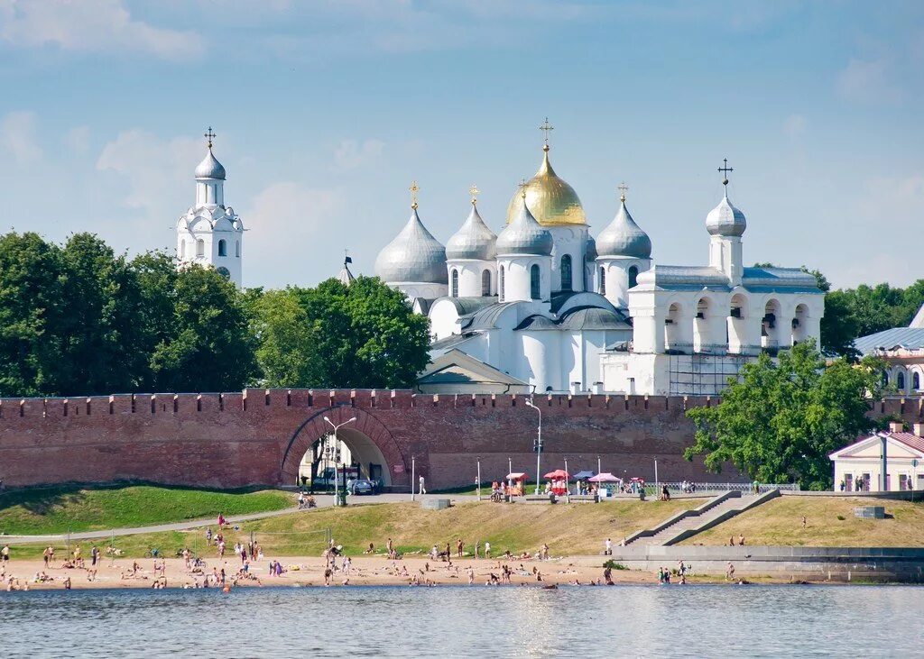 Великий новгород переехать. Великий Новгород досто. Великий Новгород Кремль летом. Достопримечательности Великого Новгорода Новгородский Кремль.