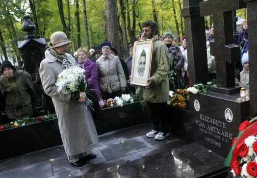 Вия артмане могила. Вия артмане похороны. могила вии артмане. могила вии артмане фото.