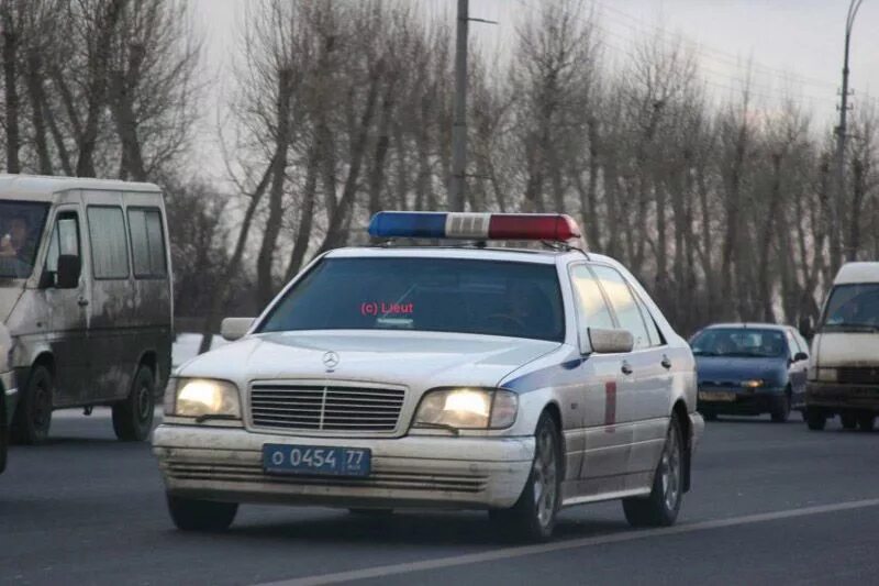 140 ой. Мерседес w140 полиция. мерседес 140 полиция. мерседес w140 дпс. мерседес w140 с мигалкой.