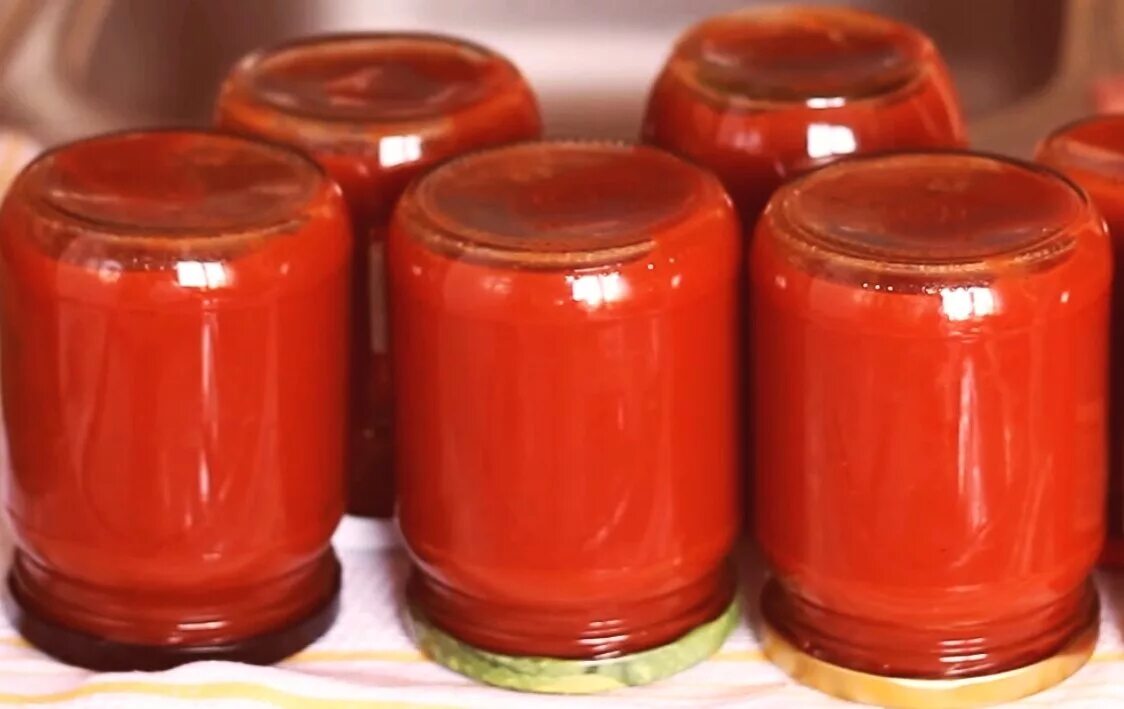 Приготовить домашнюю томатную пасту на зиму. Домашний кетчуп в банках. Томатная паста банки. Кетчуп на зиму. Большие банки томатной пасты.