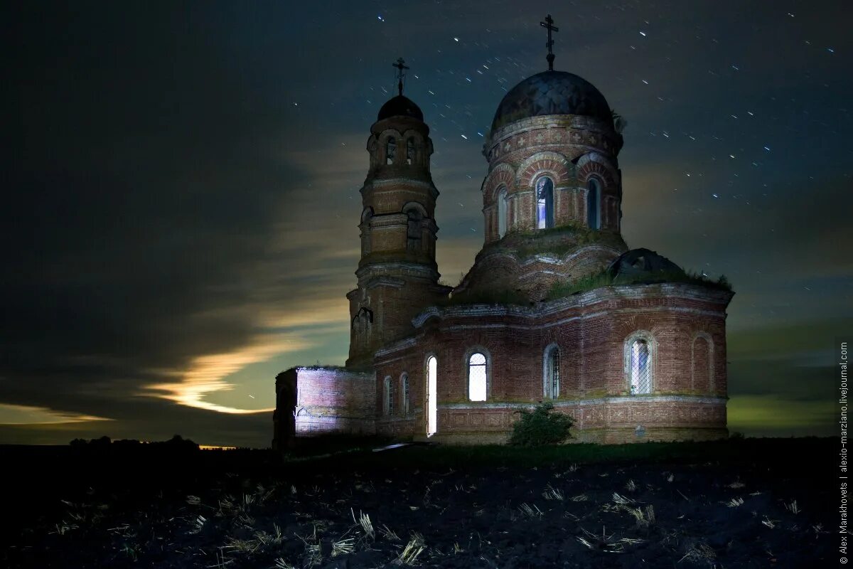 В брошенном богом поселение старом ночью. Псковская глубинка монастыри. Заброшенная церковь ночью. Заброшенный дом. В брошенном богом поселение старом ночью.
