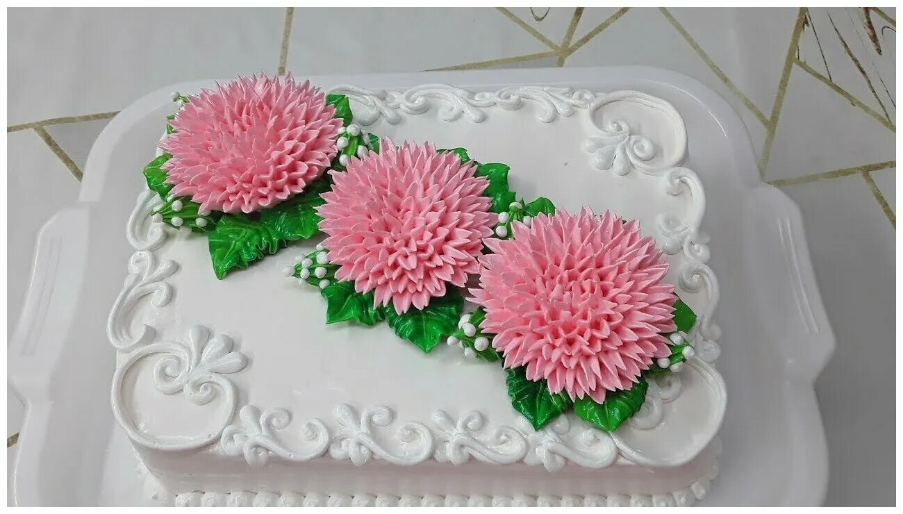 Украшение торта хризантемами из крема. Торт украшенный хризантемами. Хризантемы из крема мастер класс. Торт с бзк кремом. Астры из крема.