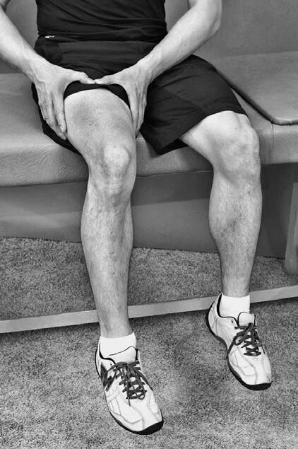 Ляшки мужика. Ноги мужские согнутые. Мужские колени согнутые. Мужские ноги согнуты в коленях.