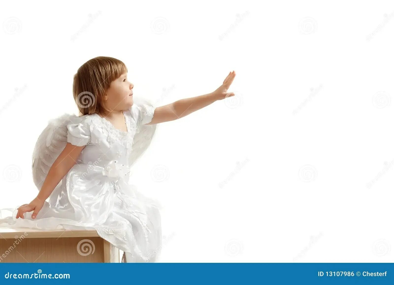 Девушка с вытянутой рукой. Маленькая девочка протягивает руки. Ребенок с вытянутыми руками. Ребенок тянется.