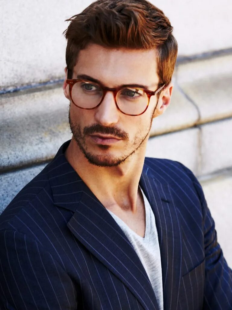 Стиль очков мужские. Стильные мужские очки. Красивые мужские очки. Мужчина в очках. Модные мужские оправы.