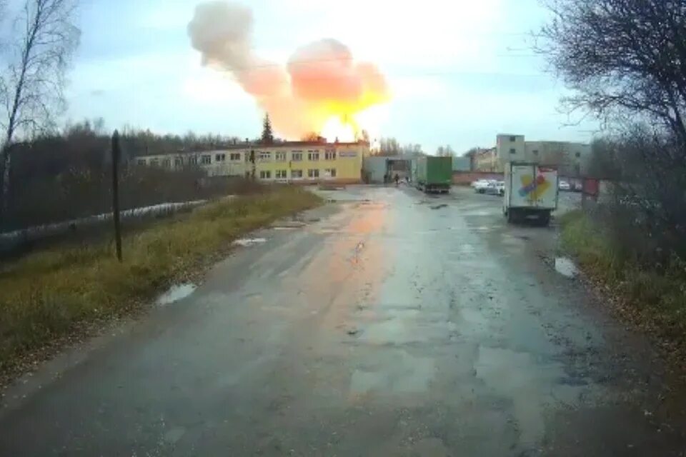 Взрыв на урале. Взрыв в Лесном Рязанской области Шиловского района. Завод эластик Рязанской области поселок Лесной взрыв. Взрыв в поселке Лесной Рязанской области. Завод эластик Рязанской области поселок Лесной.