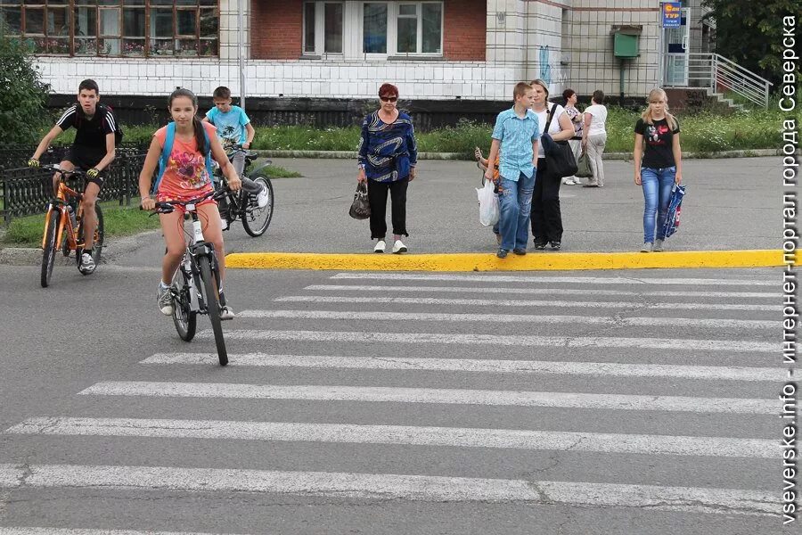 нарушение пдд на пешеходном переходе. пешеход нарушает. фото нарушений правил дорожного движения. нарушение правил дорожного движения. машина перед пешеходным переходом.