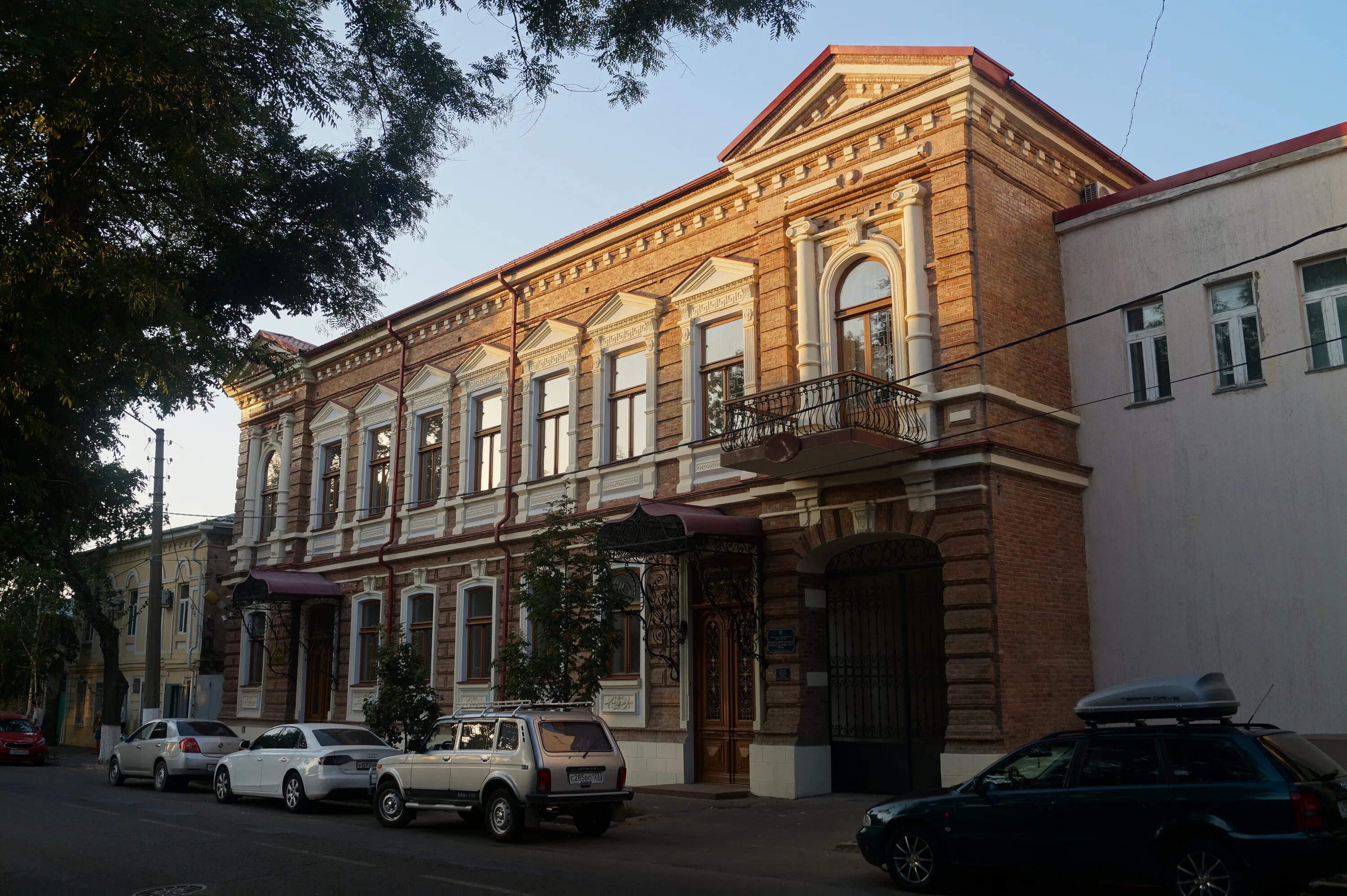 Сайты г ейска. Ейск экскурсия по городу. Город Ейск экскурсии. Экскурсия по Ейску. Фотография здания администрации в городе Ейске.