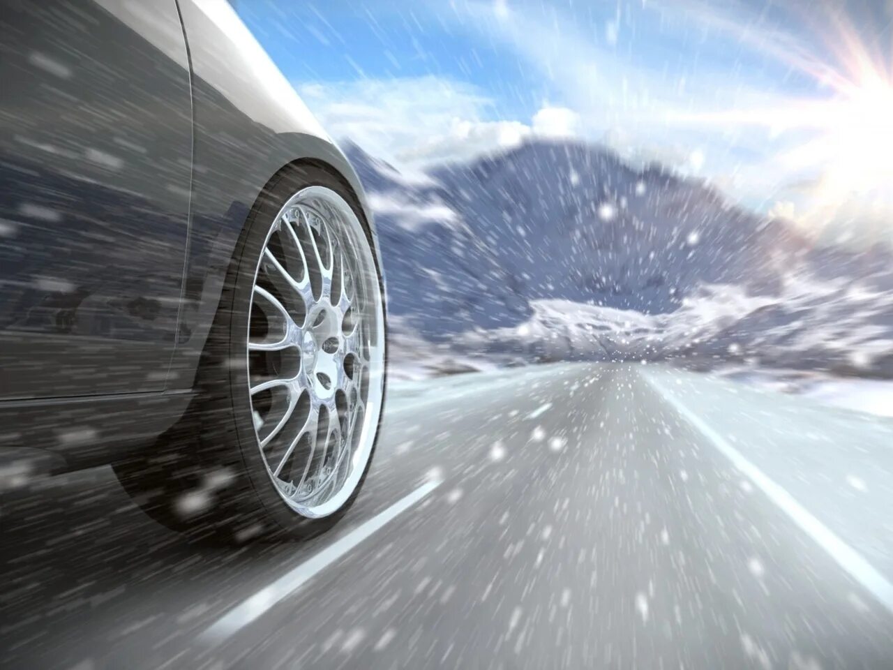 Колесо машины. Машина на зимней дороге. Автомобиль зимой. Движение колес автомобиля.