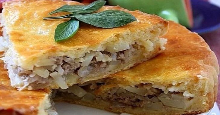 Пирог с картошкой. Пирог с картошкой и фаршем. Пирог с фаршем и картошкой в духовке. Пирог из слоёного теста с фаршем. Слоеный пирог с картофелем и фаршем