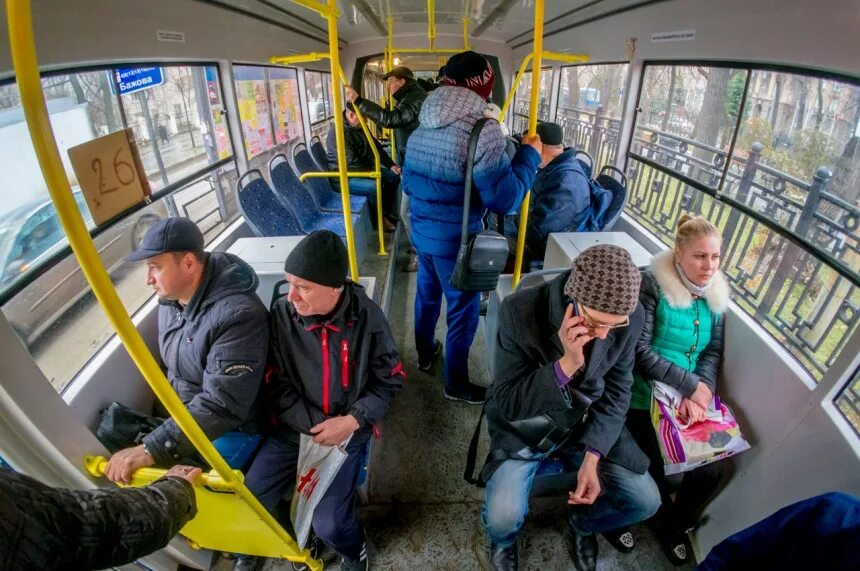 Проезд на автобусе в екатеринбурге. Управление трамваем. проезд в транспорте екатеринбург. валидаторы в екатеринбурге фирмы. флаг ,который весит в общественном транспорте екатеринбург а.