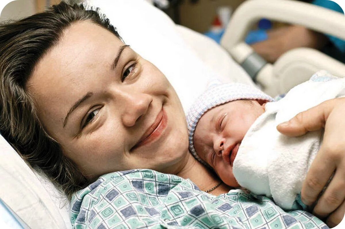 Девушка лежит в роддоме. Фотосессия в роддоме. Беременная женщина в палате. Новорожденный в родильном доме. Лежать в роддоме.