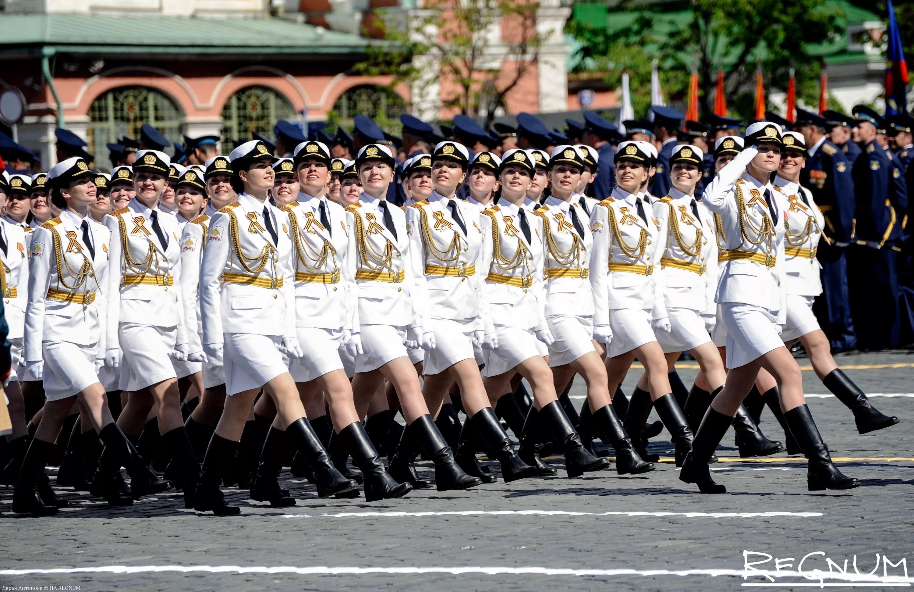 Девушки курсанты. Женские войска на параде. Женщины в строю все. Девушки на параде. Маршируют китайские девушки на параде.