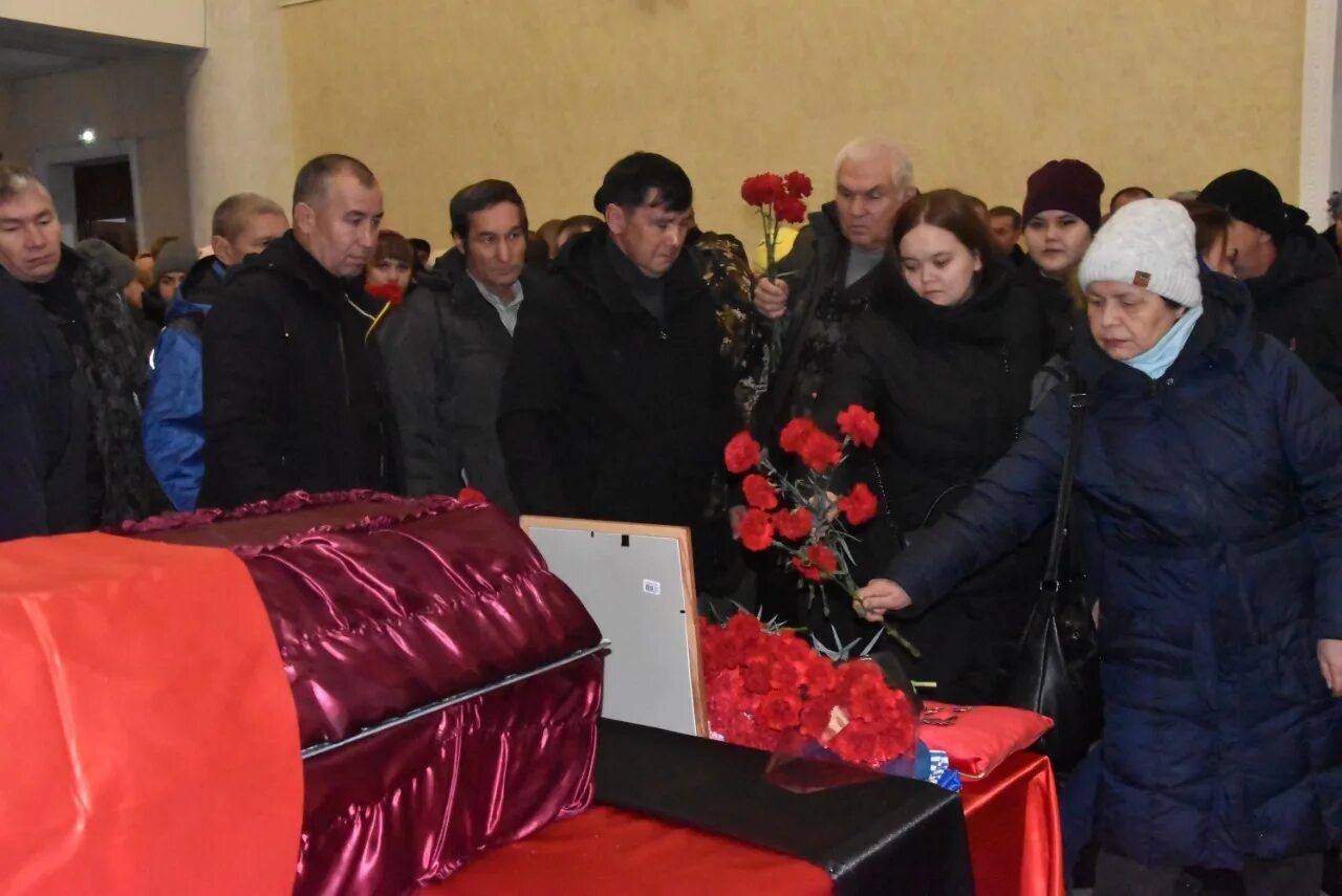 Когда пройдут похороны жертв крокуса. Когда пройдут похороны жертв крокуса. Когда пройдут похороны жертв крокуса. Похороны бориса максудова. Могила.