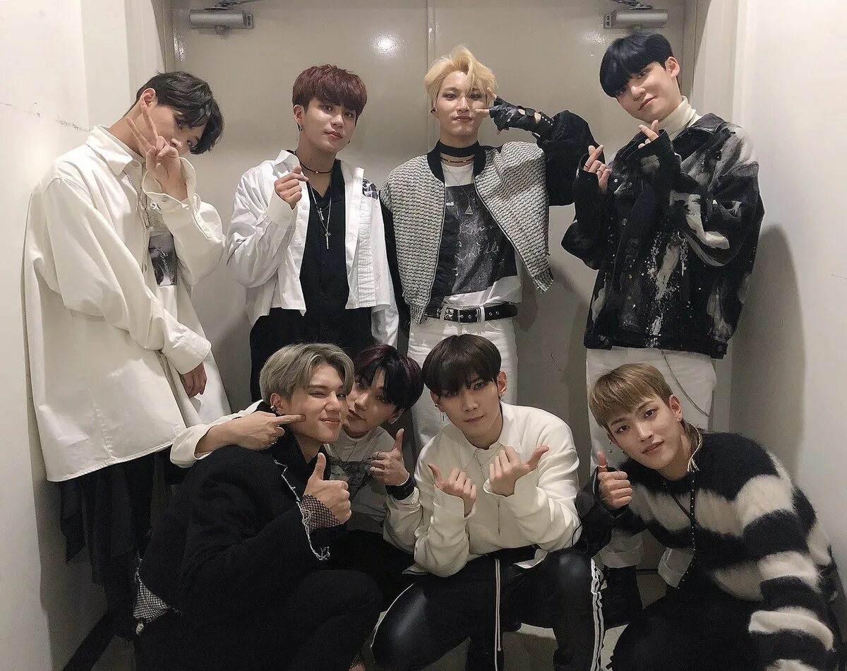 Ateez treasure. ATEEZ BTOB. ATEEZ И Stray Kids. Ходжун ATEEZ. Kingdom ATEEZ Stray Kids.