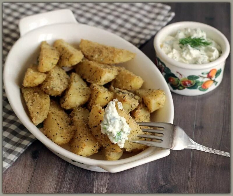 Картошка в панировочных сухарях. Картофель в панировке. Картошка в панировочных сухарях. Картошка в сухарях. Картофель в панировочных сухарях.