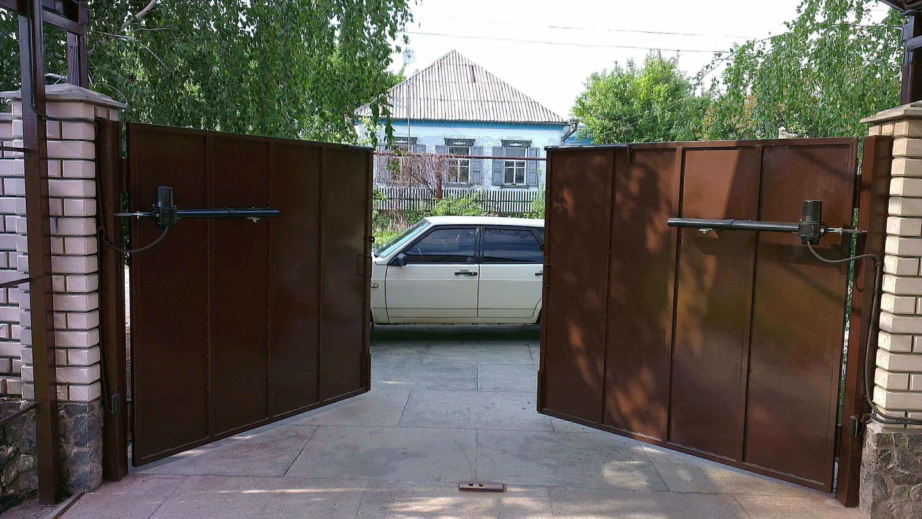 схема установки механизма распашных ворот. ворота распашные с калиткой 2000*2200мм. распашные ворота с калиткой алютех. уличные распашные ворота дорхан с калиткой. как работают распашные ворота.