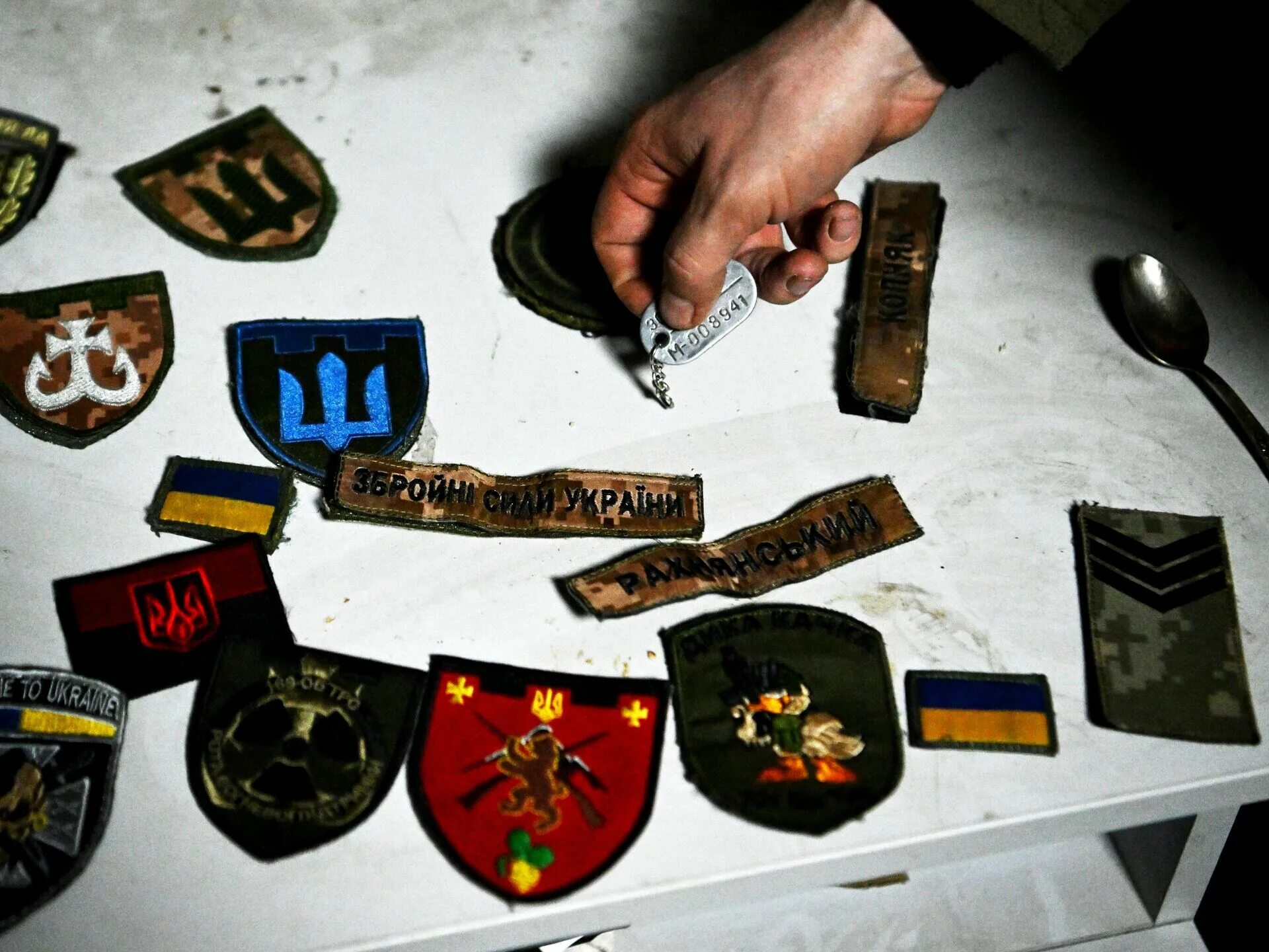 Трофейные шевроны. Шевроны российских военных на украине. Шевроны националистов россии. Трофейные шевроны. Трофейные шевроны.