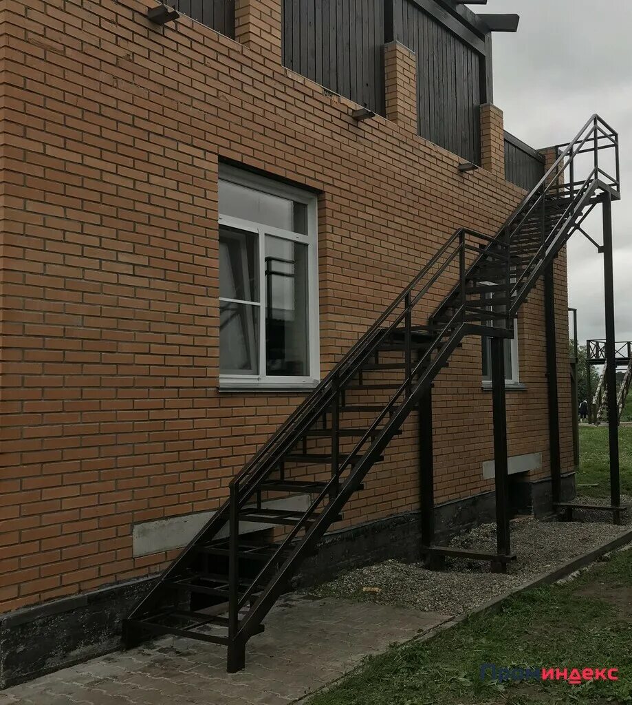Купить в новосибирске уличный. Наружная металлическая лестница. Лестница металлическая уличная. Наружная лестница на второй этаж. Лестница металлическая уличная на второй этаж.