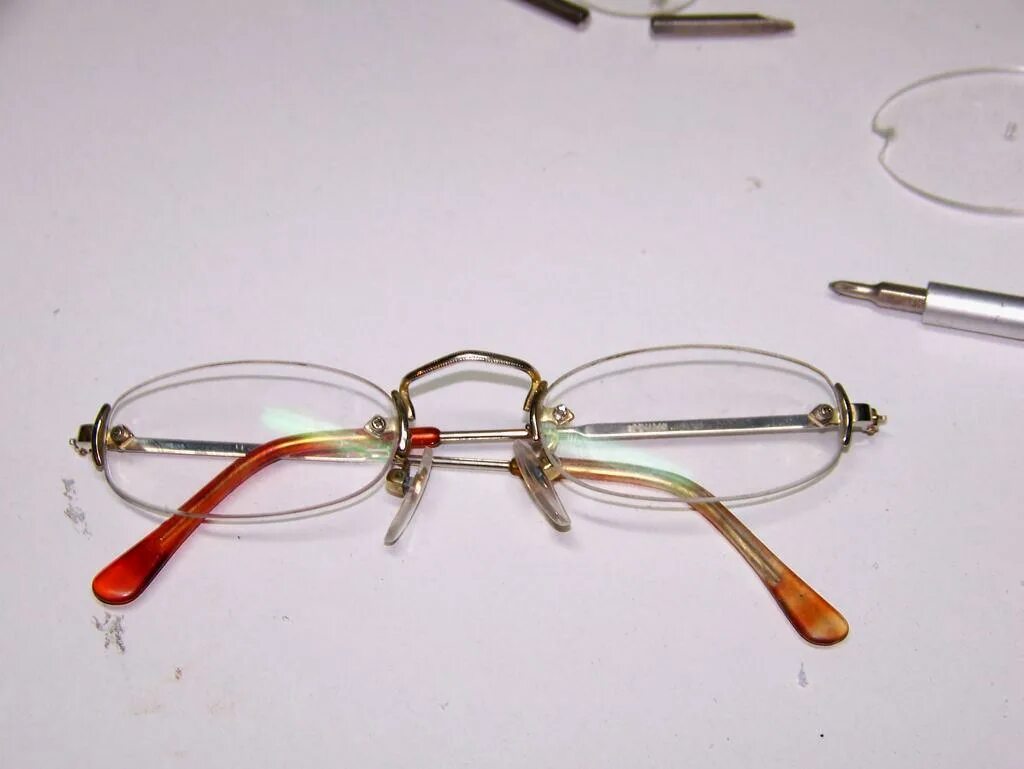 Самодельная оправа для очков. Починить оправу очков. Сломалась оправа для очков. Очки с металлическими дужками.