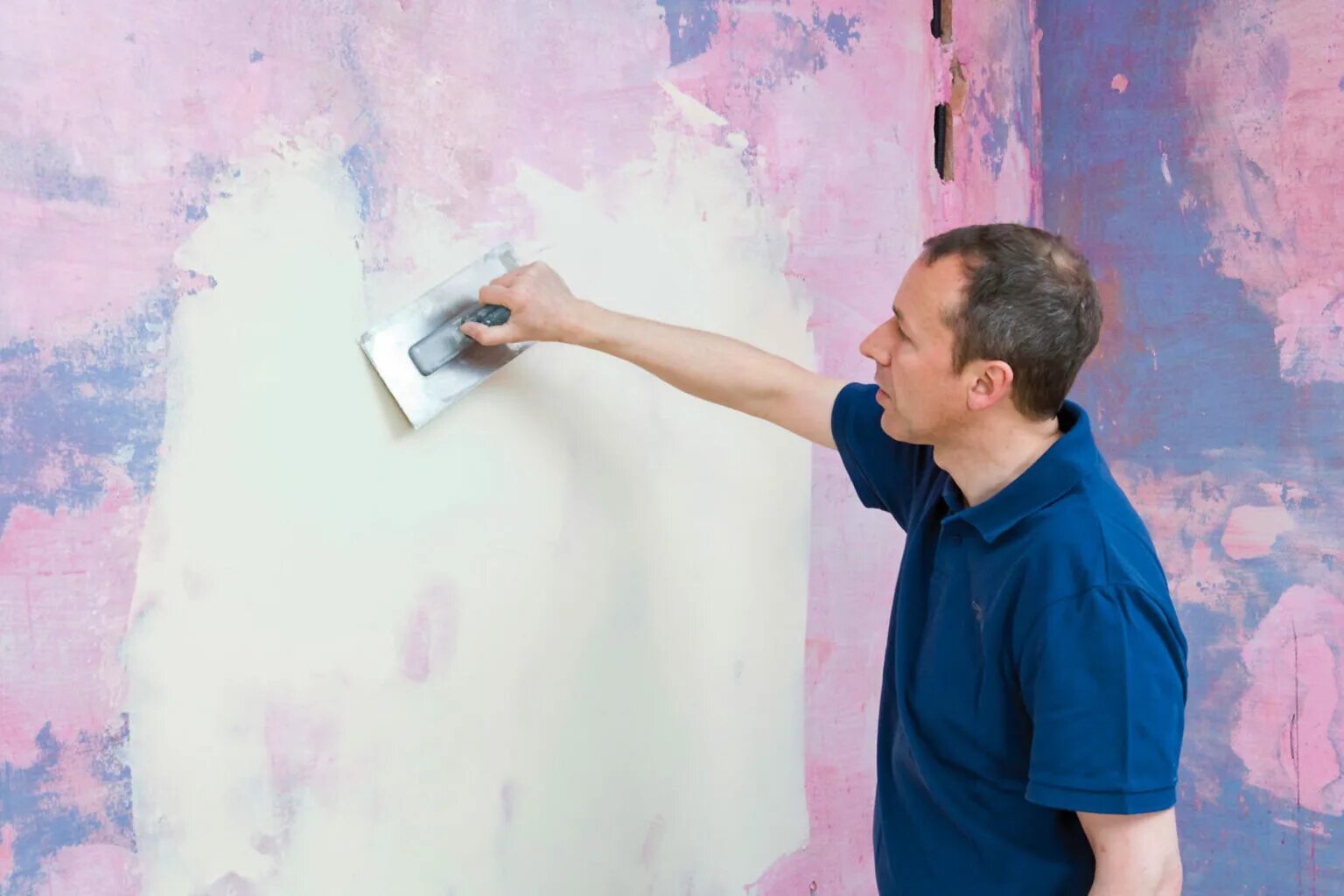 Обои стена шпаклевка. Шпаклевка и покраска стен. Неровные стены. Окрашенные неровные стены. Нанесение краски на стены.