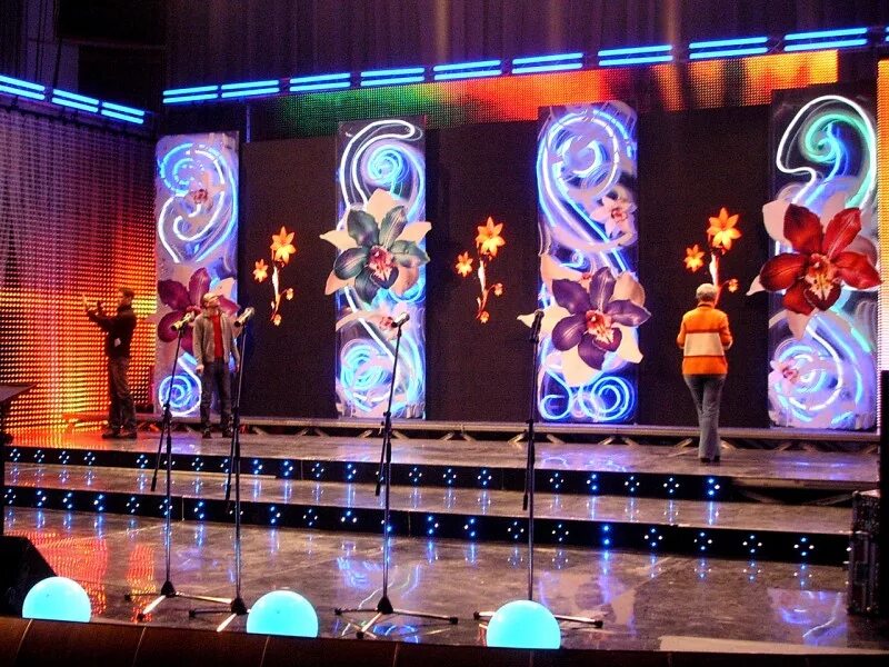 декор сцены. украшение сцены. сцена с мартой. украсить сцену. украшение задника сцены.