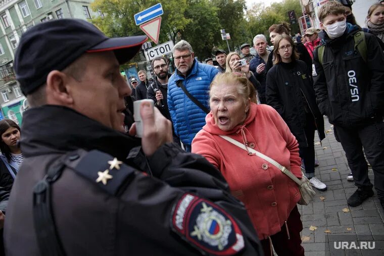 Россияне возмущены. Бабушки на митинге. недовольные россияне. старухи на митинге. злые россияне.