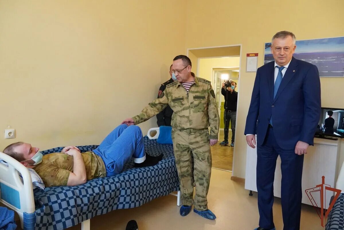 Командующий Северо-западным округом Росгвардии. Украинские солдаты в госпитале. Ранения военнослужащих. Военный госпиталь раненные. Раненые в подмосковье