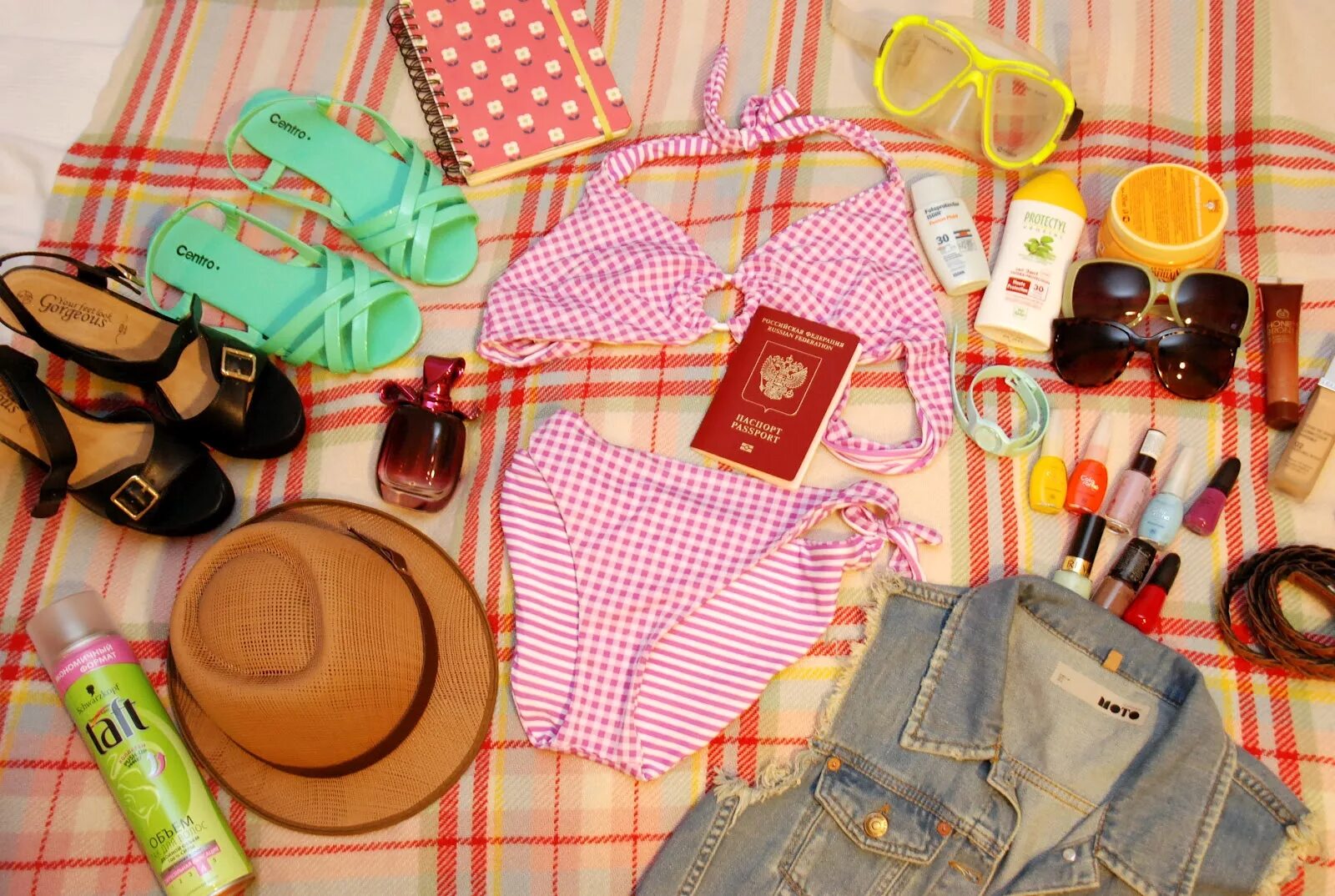 Нужные вещи для детей. Вещи для путешествия. нужные вещи для отдыха. вещи для летнего отдыха. вещи в поездку на море.