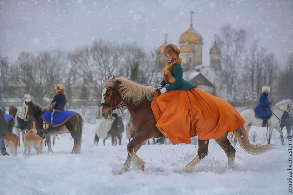 Бежать царский. Лошади зимой. Зимняя фотосессия с лошадью. Фотосессия с лошадью зимой. Русские зимние Наряды.