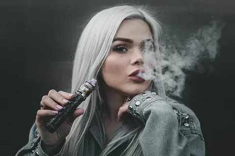 Девушки курят электронные сигареты