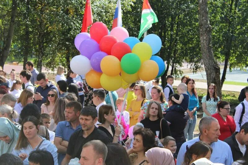 храм иванцево. управляющая апрелевка. управляющая апрелевка. деревья на территории школы. возложение цветов.