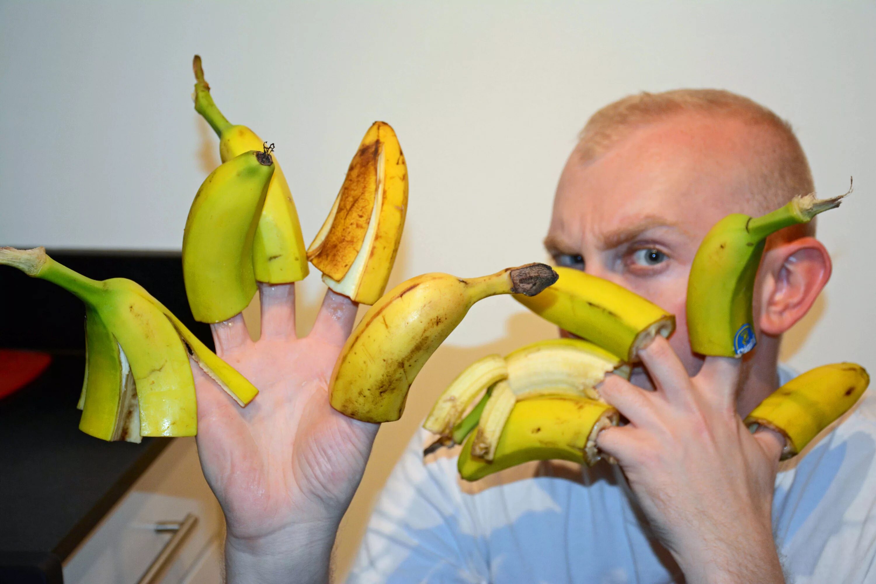 Видео где банан. Банан. Огромный банан. Смешной банан. Банан в руке.