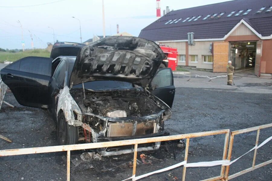 Насколько оперативно. Сгоревшая машина в больших Березниках. Сгорела машина мини. Сгоревший автомобиль черного цвета.
