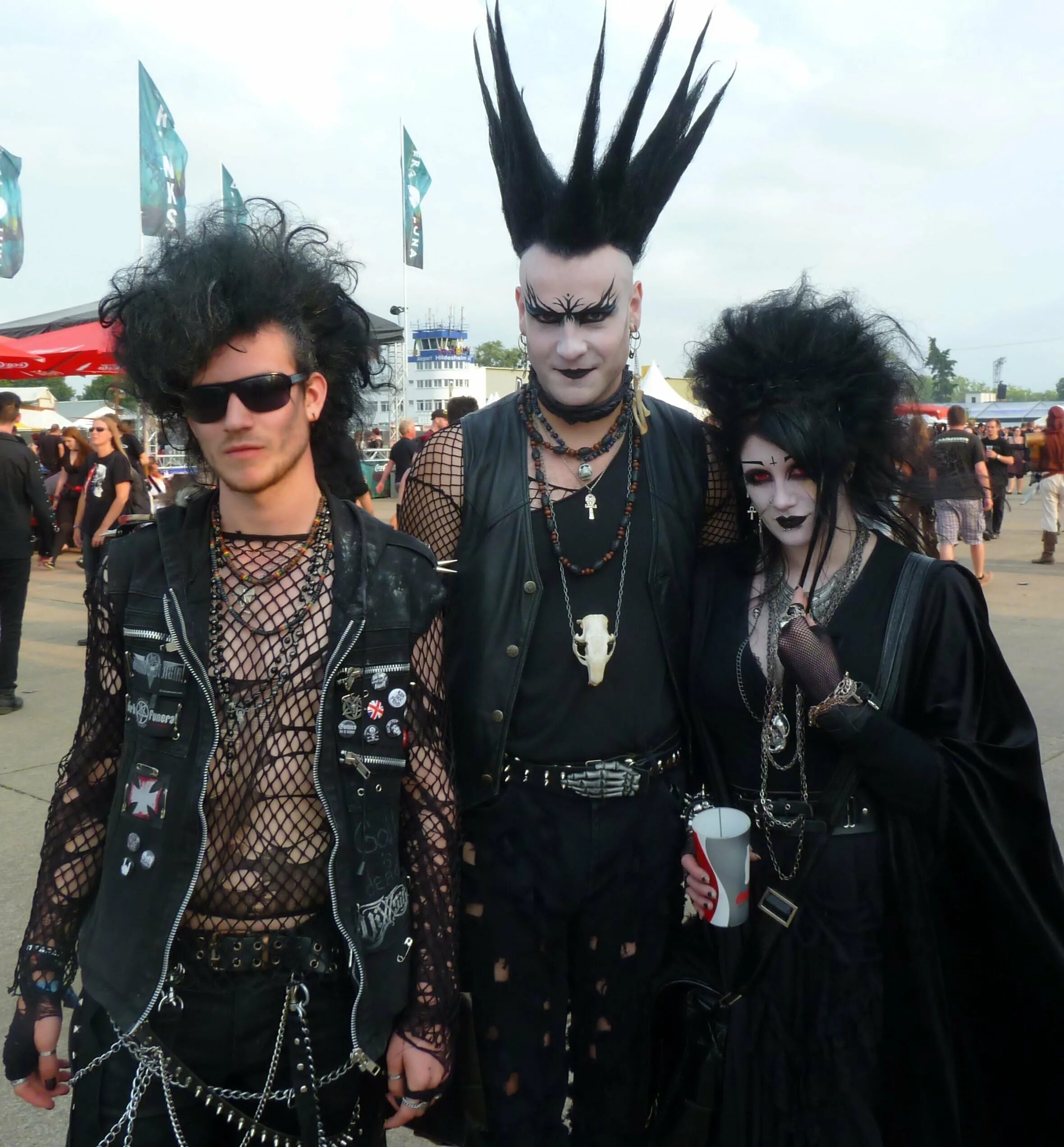 Показать готов. Викторианские готессы. Вампиры субкультура. Современные готы. Гот парень.