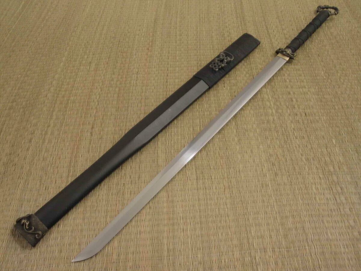 Оружие с длинным клинком. Японский меч Цуруги. Прямой меч Цуруги. Цуруги меч Холодное оружие Японии. Меч Кэн Цуруги.