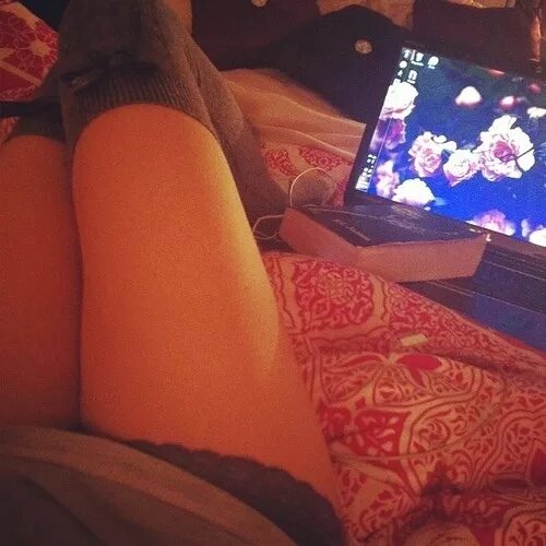 Ночью голая подруга на диване фото
