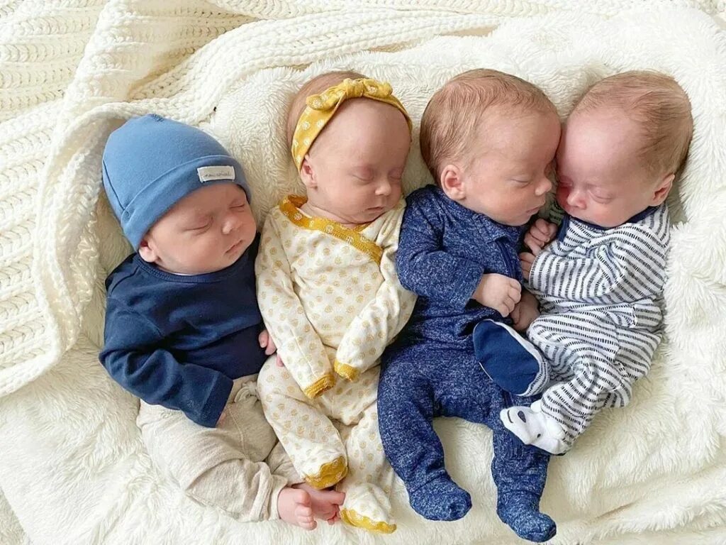 Четверо малышей. Четверняшки Матиас. Четверняшки новорождённые. Тройняшки и четверняшки. Четверняшки мальчики.