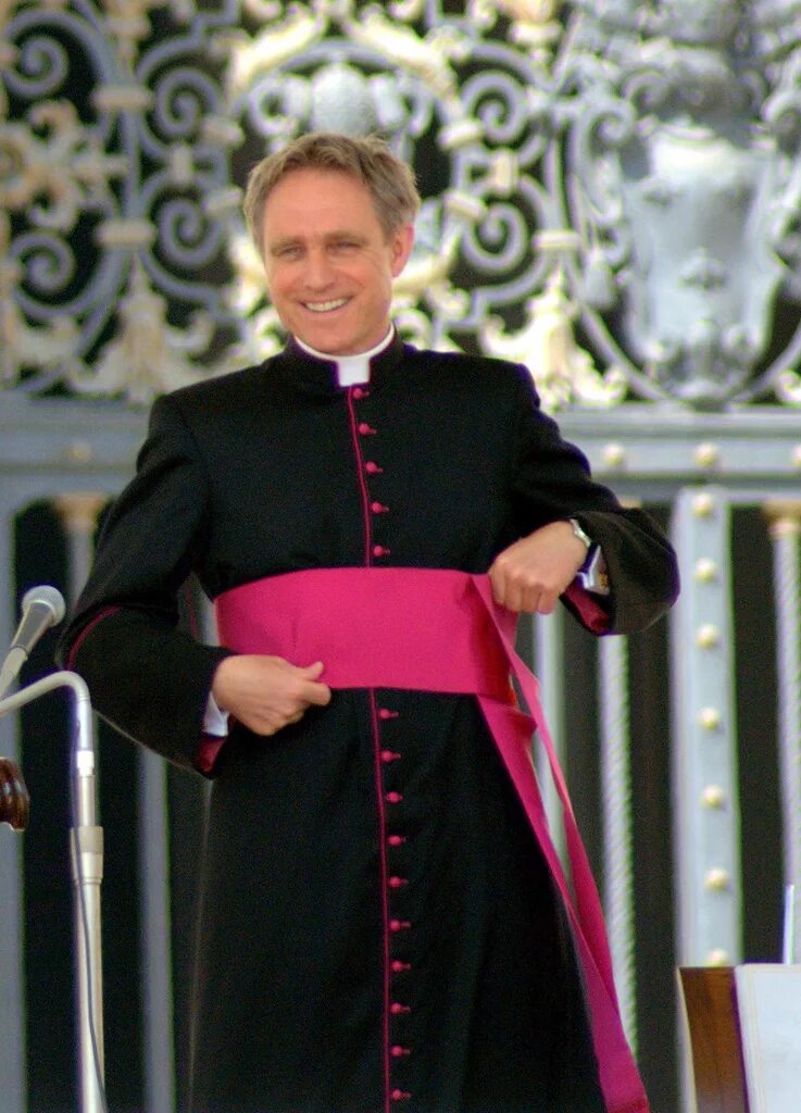 Католический священник 6 букв кроссворд. Георг Генсвайн. Георг Генсвайн в молодости. Одежда католического священника. Священник.