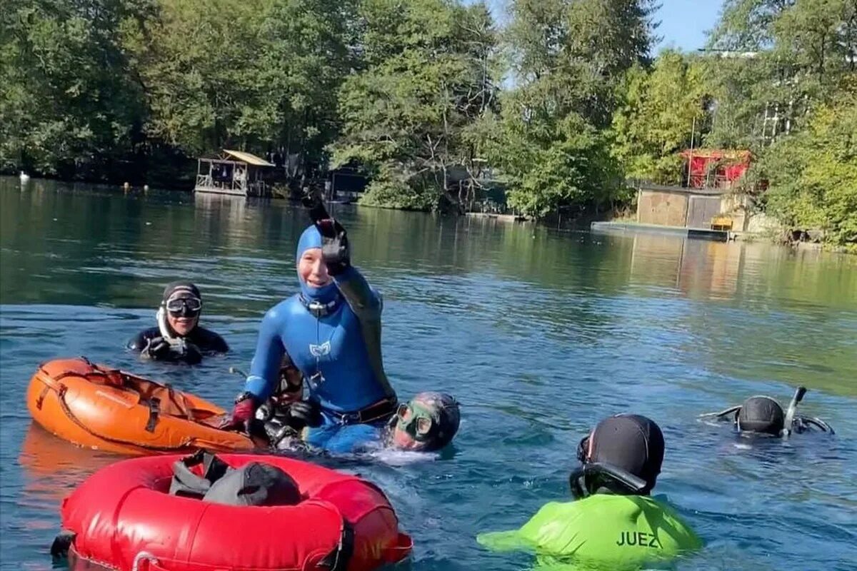 Рекорд по погружению в воду. Голубое озеро Кабардино-Балкария глубина фридайвинг. Мировой рекорд по погружению без акваланга на глубину.