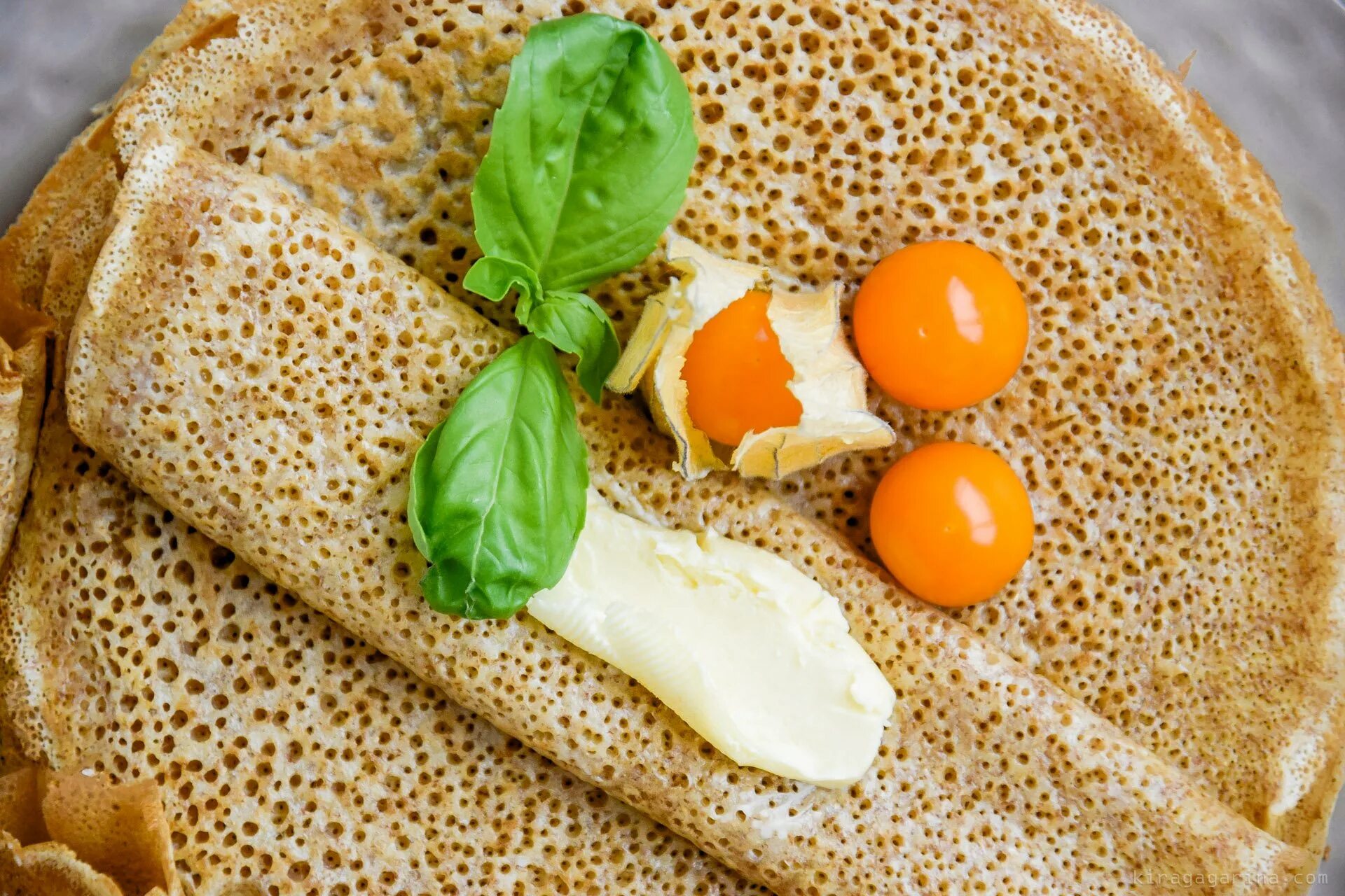 блины дрожжевые на кефире с дырочками