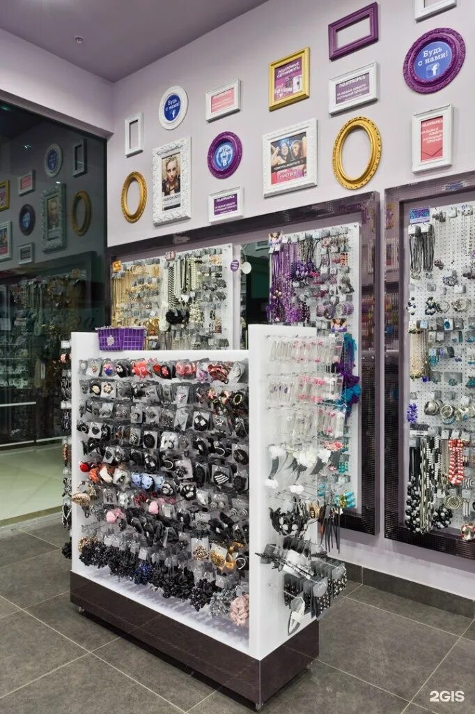 интерьер магазина аксессуаров. дешевый магазин аксессуаров. магазин недорогих аксессуаров. магазин недорогих аксессуаров. магазин бижутерии lady collection.