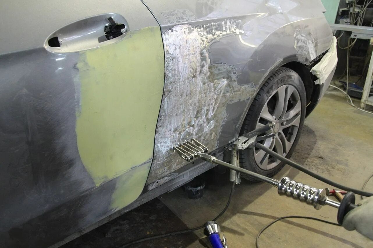 грунтование автомобиля. сворка для рихтовки кузова. споттер для приваривания шпилек. грунтовка для автомобиля. пластиковый кузов автомобиля.