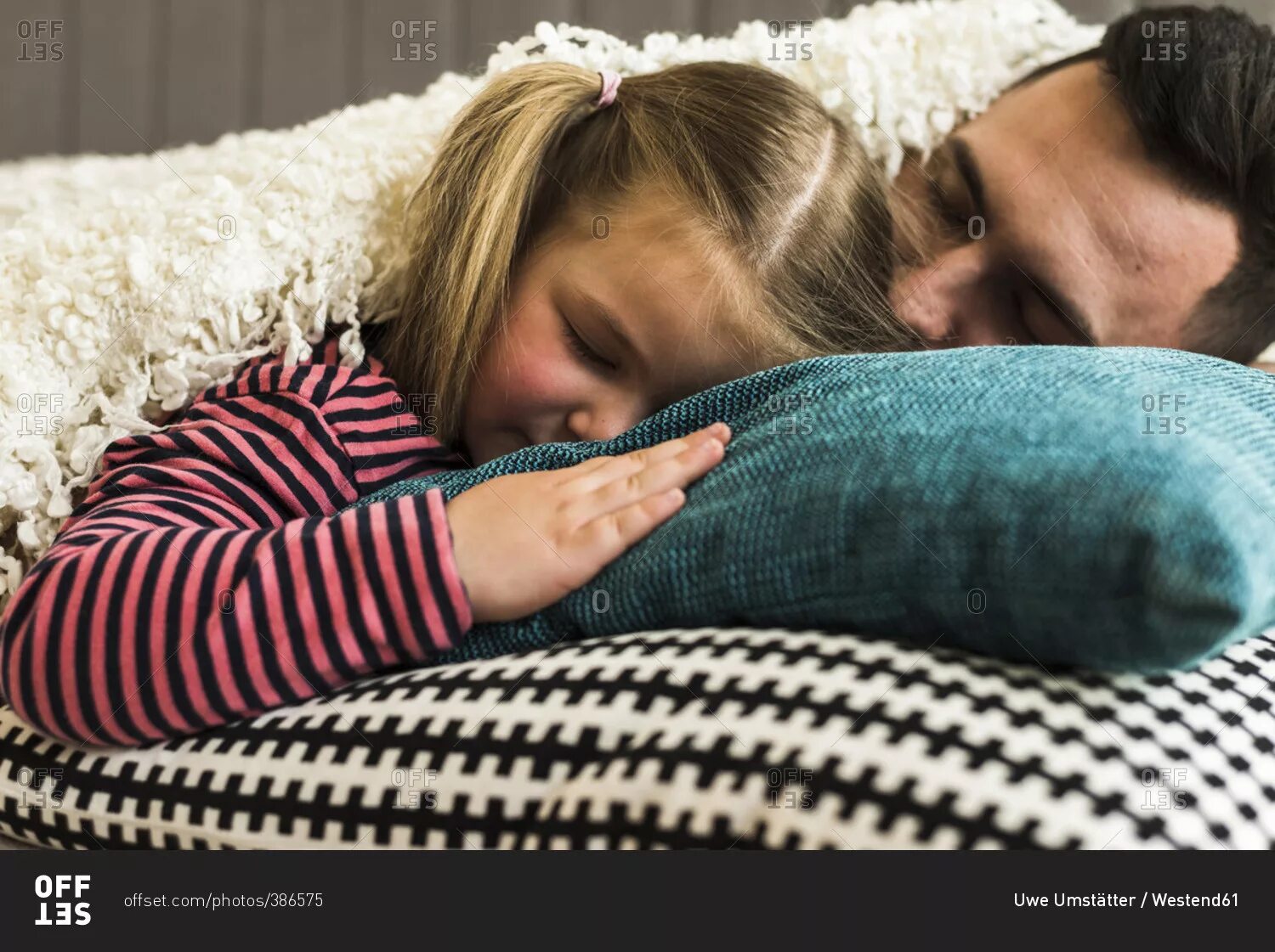 Father sleep daughter. Под одеялом с дочерью. Папа с дочкой спят в обнимку.