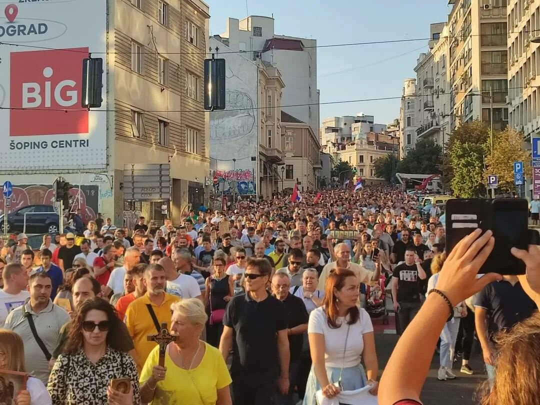 Парад против. Жители Белграда. Мирное шествие. Третье массовое шествие. Белград улицы.