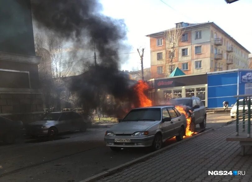 Юность сгоревших дней. Пожар в юности. Горит машина во дворе днем. На улице юности сгорела машина. Загорелась машина грузовая во дворе Коломяжский 10.