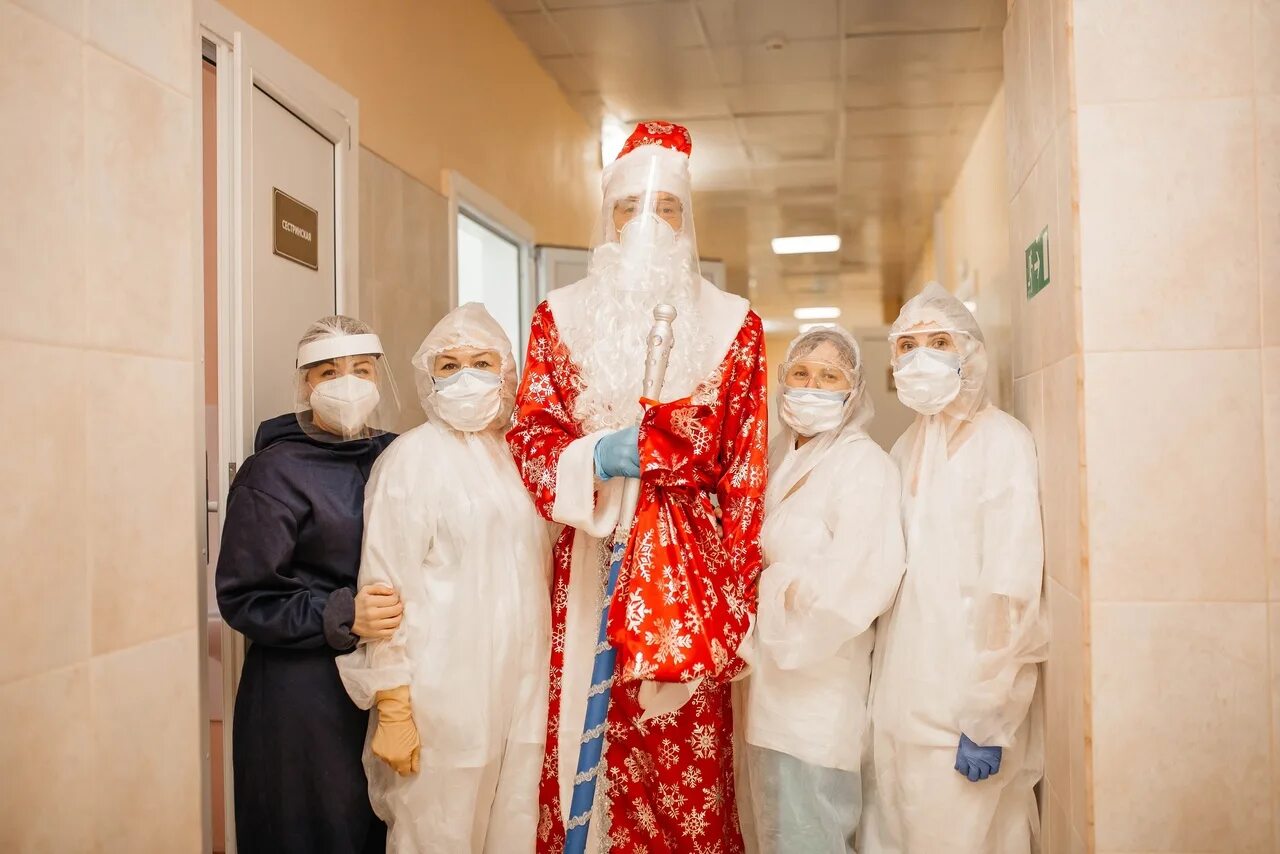 Вирус covid-19. Новогодние праздники с фабрики. Коронавирус новый год. Коронавирус новый год. Заболел на новый год.