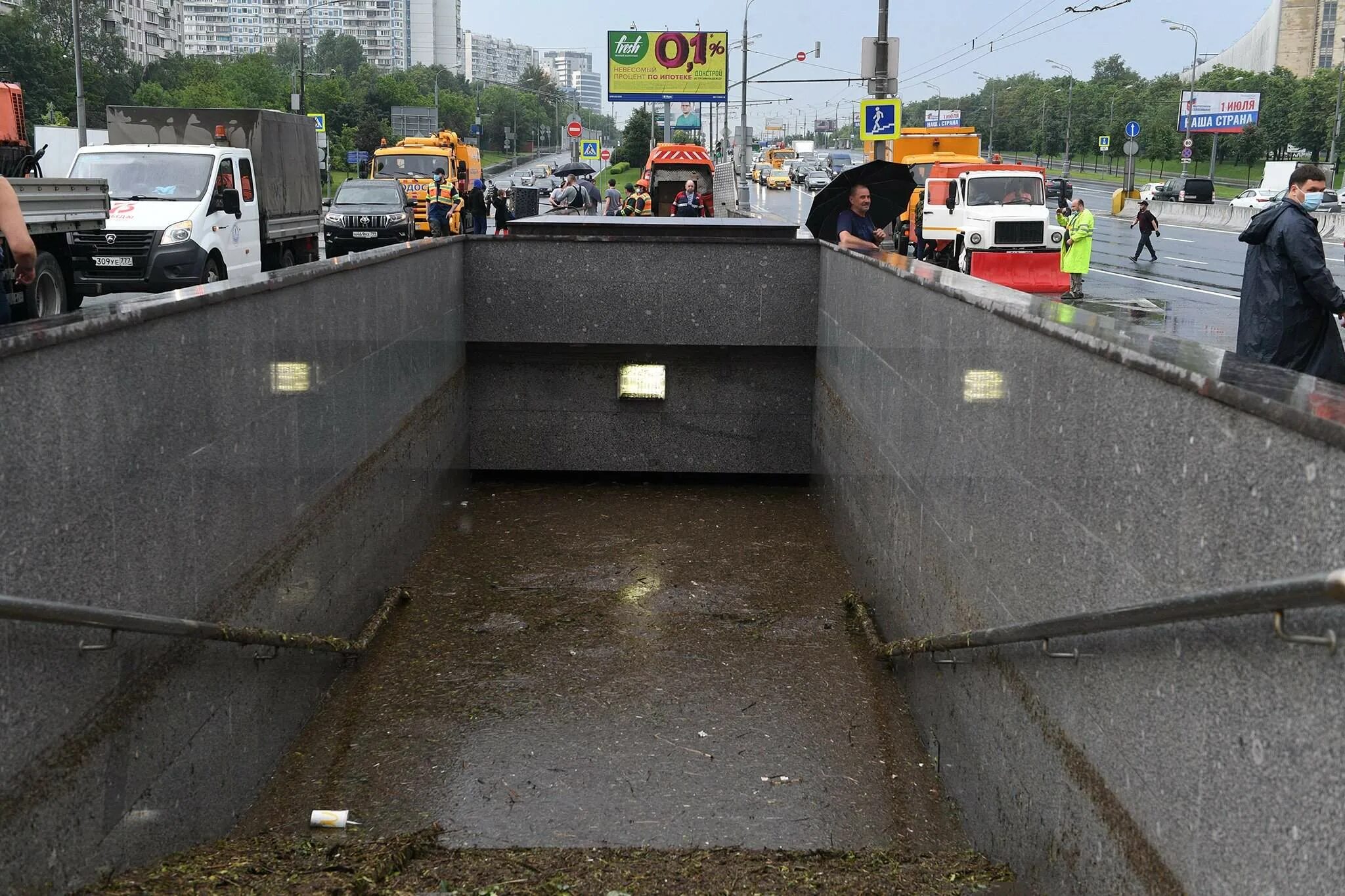 Грозили сегодня. 20.06.2020 Варшавское шоссе Москва затопило. Потоп в Москве 20 июня 2020. Наводнение в Москве 2020. Затопило Варшавское шоссе.