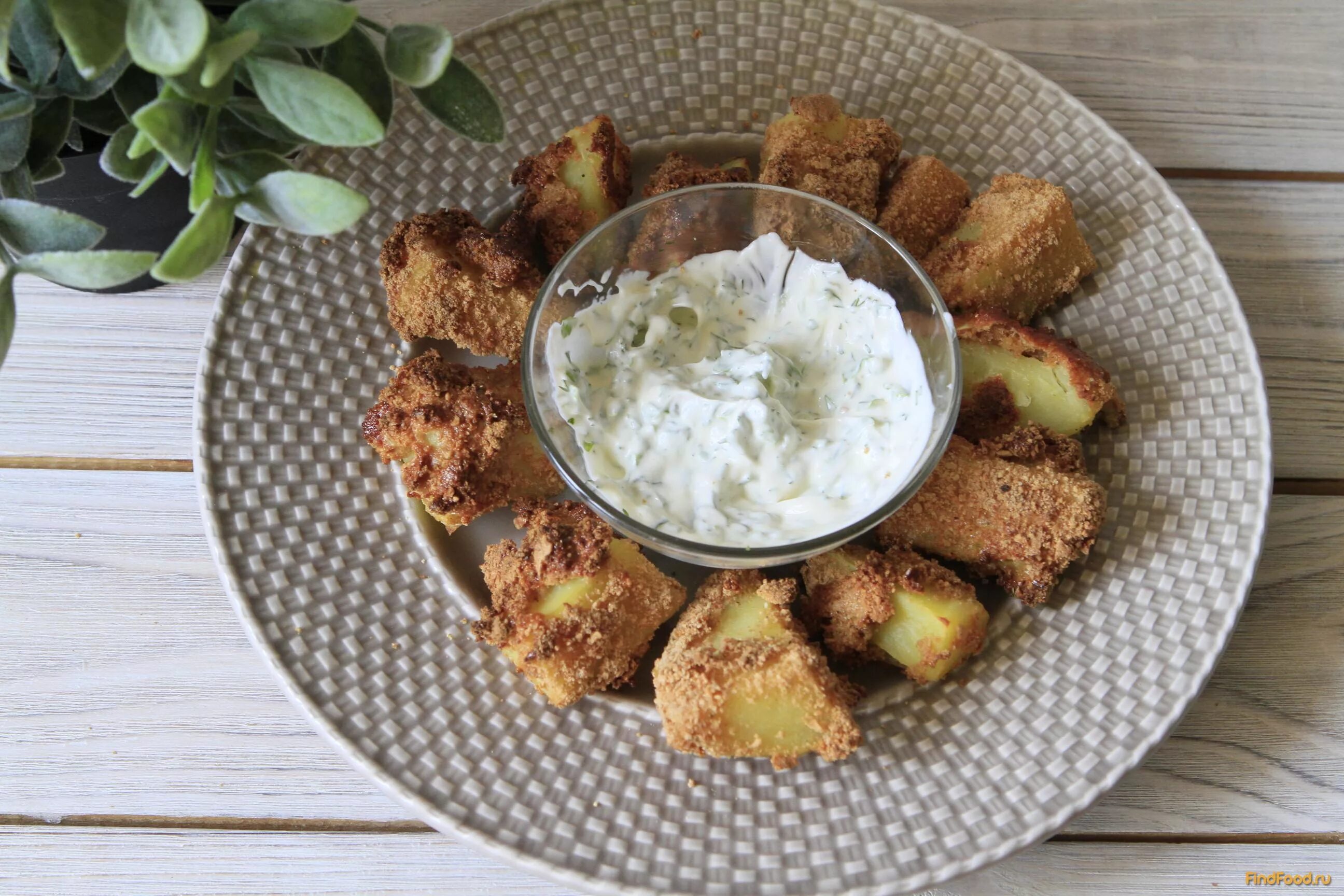 Картошка по деревенски в панировке. Картошка в сухарях в духовке. Картофель в панировочных сухарях. Картошка в мундире в панировке. Картофель в панировочных сухарях.